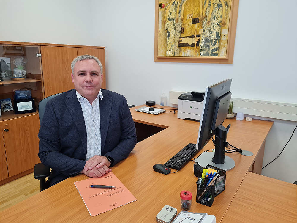 UPRAVNO ENOTO TOLMIN JE PREVZEL NOVI NAČELNIK MAG. MATJAŽ KOS, ki želi razvijati uporabniku prijazno, učinkovito in dostopno upravo ter okrepiti sodelovanje z lokalnim in čezmejnim okoljem.