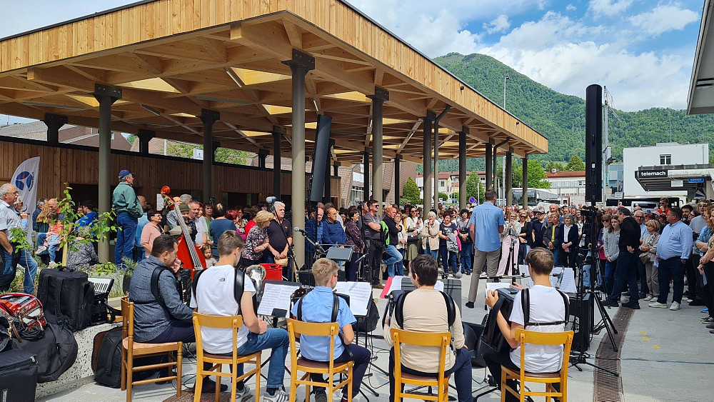 NA PRENOVLJENI TOLMINSKI TRŽNICI SO Z EKOPRAZNIKOM URADNO ODPRLI SODOBEN PROSTOR ZA LOKALNO PONUDBO in kratke dobavne verige, ki bo krepil samooskrbo, neposredno prodajo lokalnih pridelkov ter povezovanje med pridelovalci in kupci.