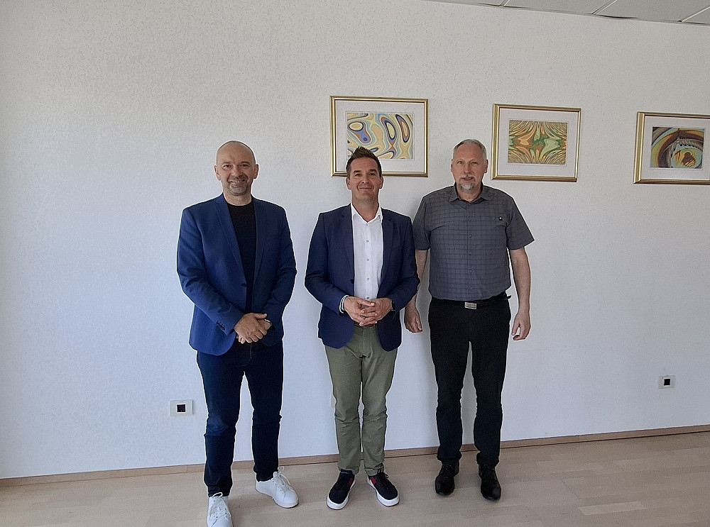NA FOTOGRAFIJI SO (Z LEVE PROTI DESNI) direktor RRA PRC Simon Škvor, predsednik Razvojnega sveta regije Samo Turel ter predsednik Sveta regije Marko Matajurc.