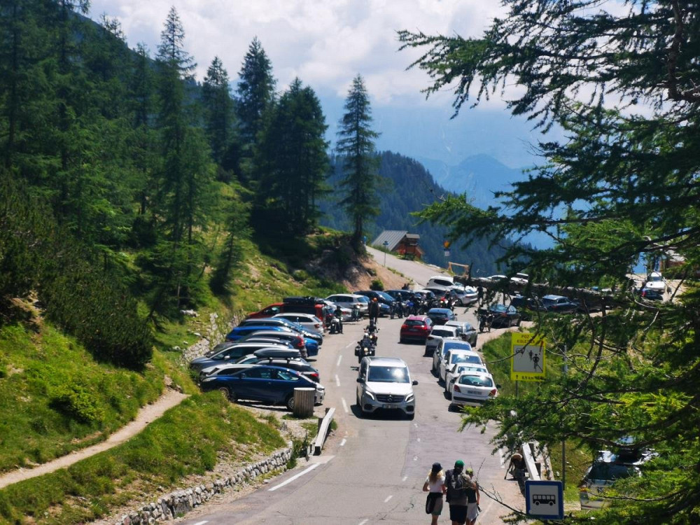 GLAVNI NAMEN NOVEGA PROMETNEGA REŽIMA NA VRŠIČU je zmanjšati prometni pritisk in zaščititi občutljivo alpsko naravo.