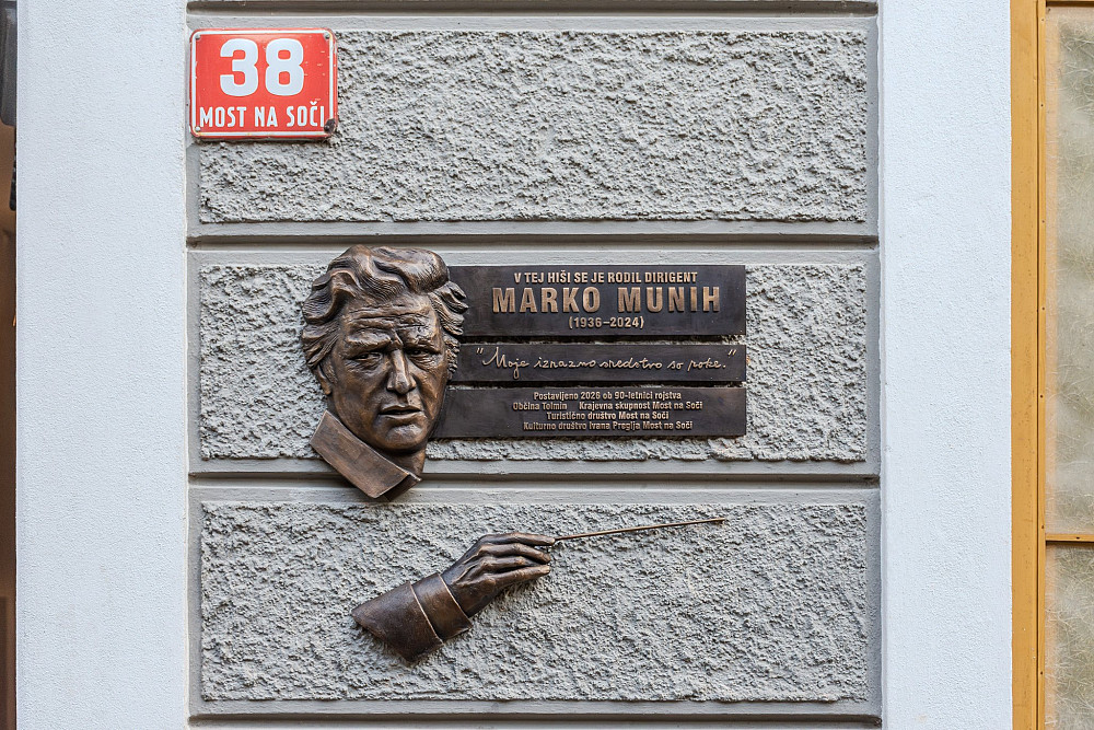 MAESTRO IN ČASTNI OBČAN OBČINE TOLMIN MARKO MUNIH je spominsko ploščo na rojstni hiši v starem jedru Mosta na Soči dobil dve leti po svojem slovesu.