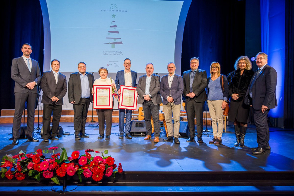 53. NOVOLETNO SREČANJE SLOVENCEV VIDEMSKE POKRAJINE IN POSOČJA, ki je letos potekalo v Bovcu, je ob bogatem kulturnem programu in prisotnosti številnih uglednih gostov poudarilo pomen čezmejnega sodelovanja, ohranjanja slovenskega jezika ter povezovanja Slovencev na obeh straneh meje, slavnostni govornik minister Simon Maljevac pa je izpostavil vrednote solidarnosti in skupne prihodnosti. 