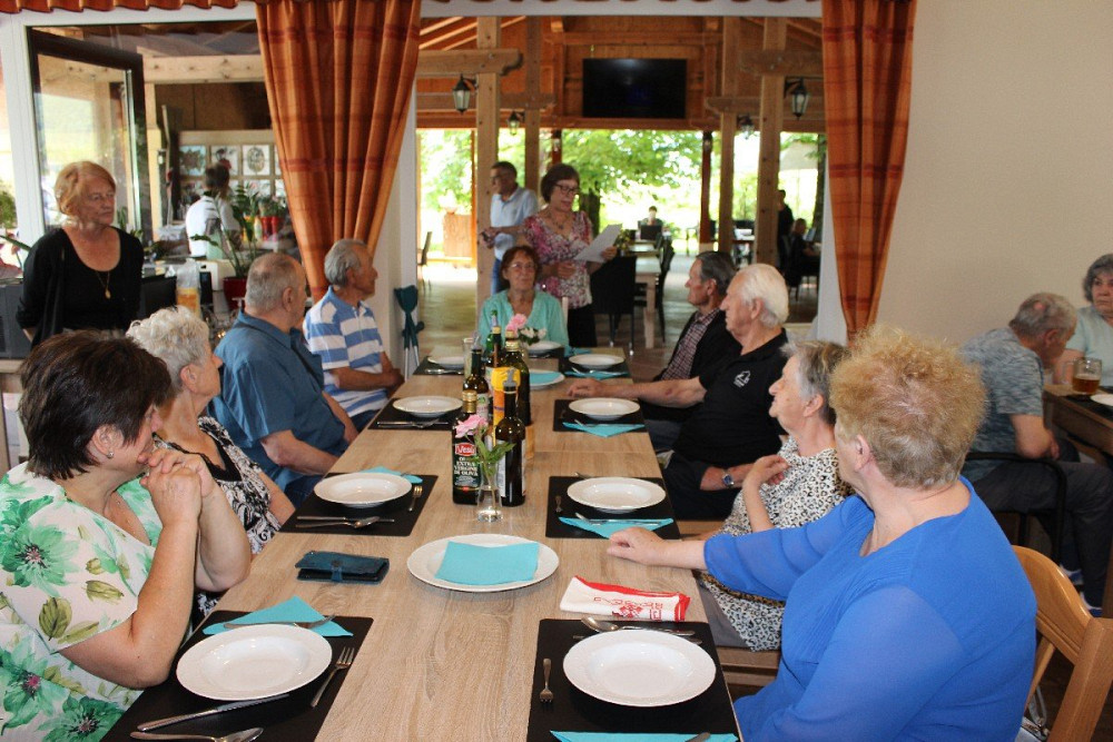 V PRIJETNEM IN SPROŠČENEM VZDUŠJU JE V GOSTILNI POD LIPCO V BOVCU POTEKALO TRADICIONALNO SREČANJE STAREJŠIH OBČANOV OBČINE BOVEC, na katerem se je zbralo rekordno število udeležencev, organizatorji pa so se ob tej priložnosti zahvalili prostovoljcem in podpornikom dogodka. 