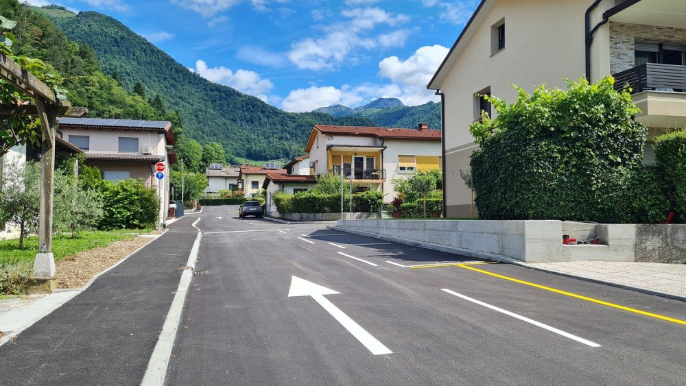 V TOLMINU SO ZAKLJUČILI PRENOVO ULICE TOLMINSKEGA PUNTA, ob tem pa uvedli nov enosmerni prometni režim za večjo prometno varnost in umirjanje prometa. 