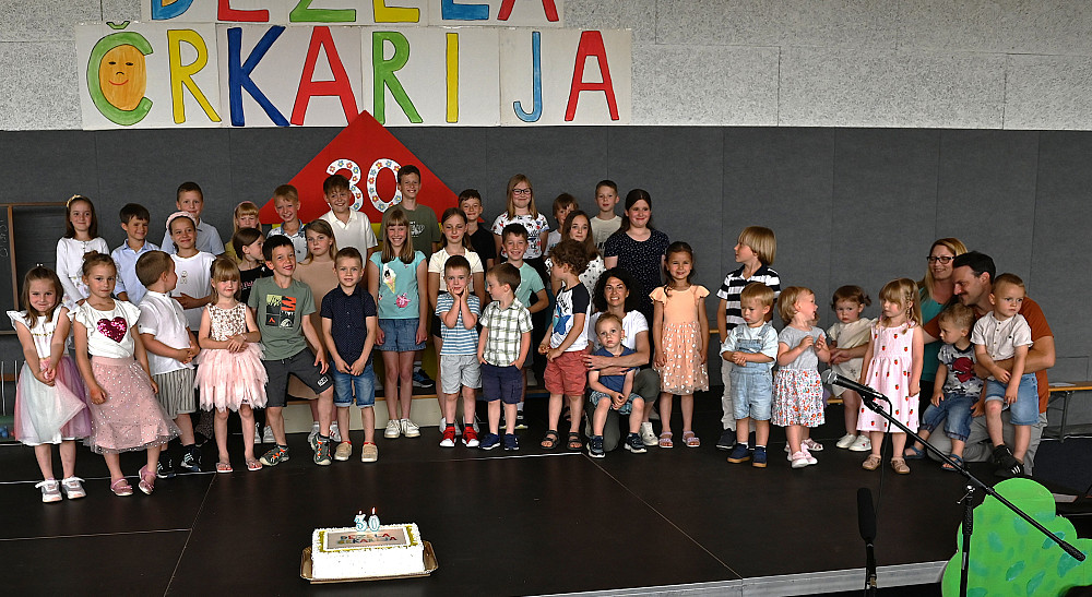 OB ŠTEVILČNI UDELEŽBI KRAJANOV, STARŠEV IN NEKDANJIH UČENCEV STA ŠOLA IN VRTEC NA ŠENTVIŠKI GORI Z NOSTALGIČNO KULTURNO PRIREDITVIJO TER PRIJETNIM DRUŽENJEM PRAZNOVALA 30 LET DELOVANJA V OBNOVLJENIH PROSTORIH.