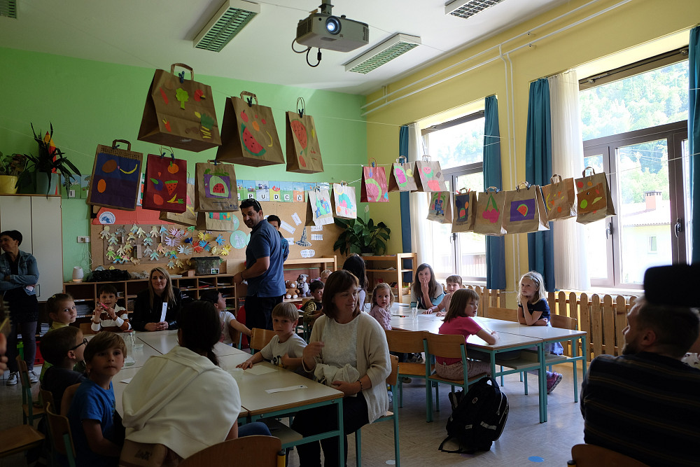 DAN ODPRTIH VRAT NA OŠ MOST NA SOČI JE SKOZI RAZNOLIKE DEJAVNOSTI, SODELOVANJE UČENCEV, UČITELJEV, STARŠEV IN OBISKOVALCEV POUDARIL POMEN VREDNOT, KOT SO SPOŠTOVANJE, ODGOVORNOST, SODELOVANJE IN USTVARJALNOST, ki so temelj kakovostne šolske skupnosti in življenja nasploh.