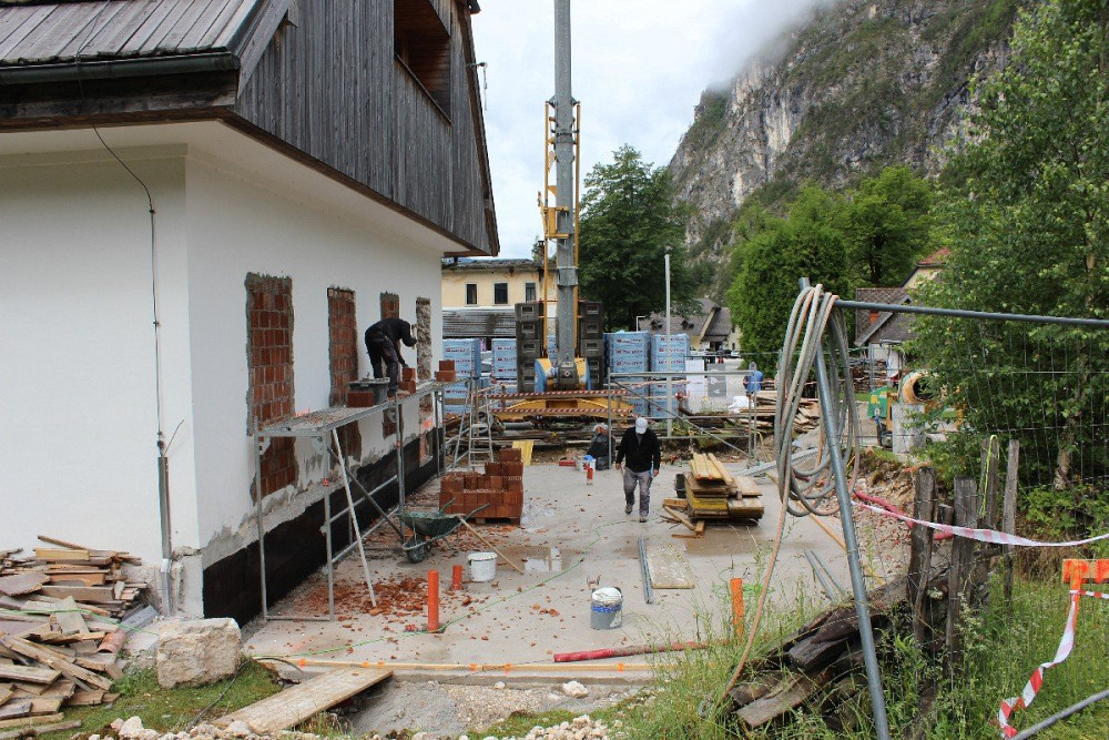 V TRENTI POTEKA GRADNJA PRIZIDKA ZA POTREBE ENOTE PGD BOVEC, vredna skoraj 450 tisoč evrov z DDV, ki je sofinancirana s sredstvi Zakona o Triglavskem narodnem parku in Občine Bovec.