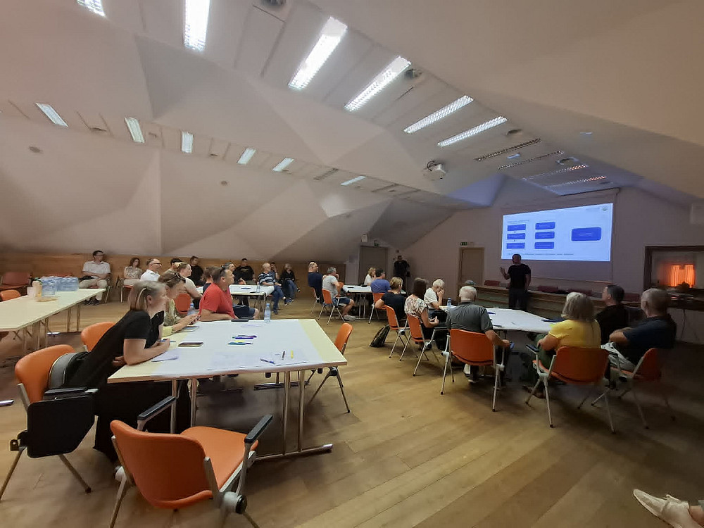 ZAKLJUČNA DELAVNICA V OKVIRU PRIPRAVE STRATEGIJE RAZVOJA IN UPRAVLJANJA OBČINE BOVEC DO LETA 2050 je združila predstavnike občine, organizacij in lokalnega okolja pri oblikovanju skupne vizije ter razvojnih usmeritev Bovškega za prihodnji dobri dve desetletji. 