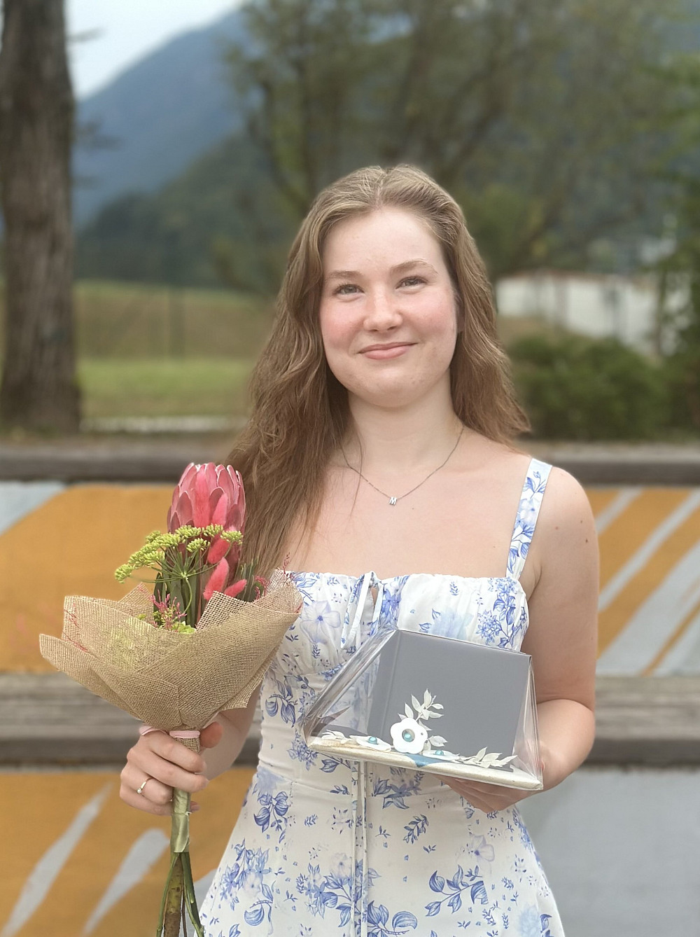 MED USPEŠNIMI DIJAKI GIMNAZIJE TOLMIN POSEBEJ IZSTOPA&nbsp;MAŠA KUSTERLE,&nbsp;zlata maturantka, ki je za odlične dosežke in predanost šoli prejela tudi jabolko odličnosti.