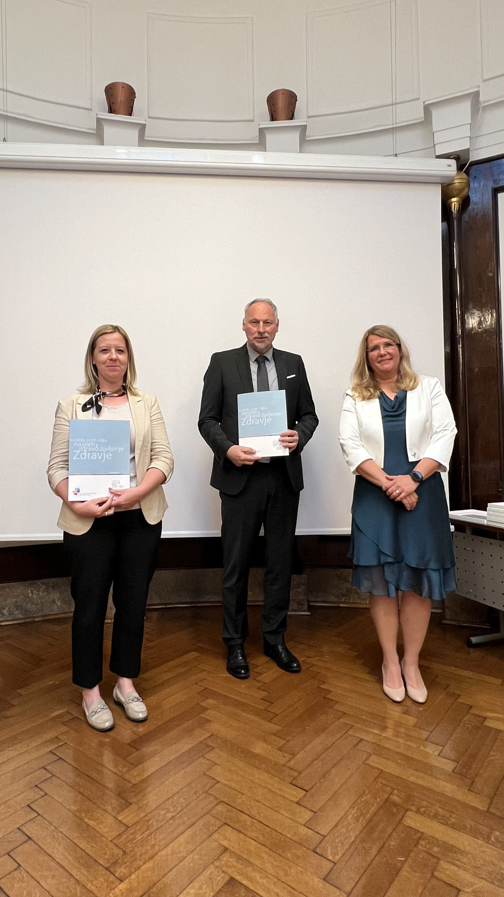 OBČINA KOBARID PREJELA POSEBNO PRIZNANJE ZA IZJEMEN PRISPEVEK K ODPRAVI S HPV POVEZANIH RAKOV, potem ko je prvič dosegla cilje Svetovne zdravstvene organizacije 90–70–90 za odpravo raka materničnega vratu.