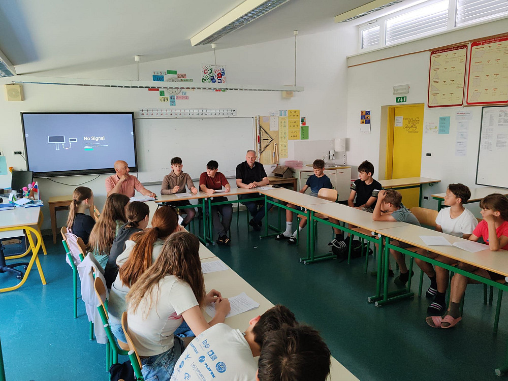 PREDSTAVNIKI ŠOLSKEGA PARLAMENTA OŠ KOBARID SO Z ŽUPANOM IN RAVNATELJEM RAZPRAVLJALI O ŠPORTNI INFRASTRUKTURI, potrebah mladih ter možnostih za nadaljnji razvoj športnih dejavnosti v občini.