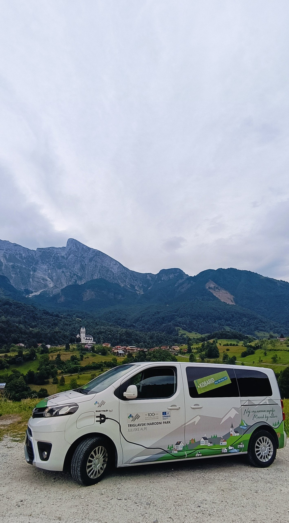 HOP ON HOP OFF KOBARID BO TUDI LETOS BREZPLAČNO POVEZOVAL KOBARID Z OKOLIŠKIMI KRAJI, turističnimi točkami, kopališči in izhodišči za pohodniške izlete.