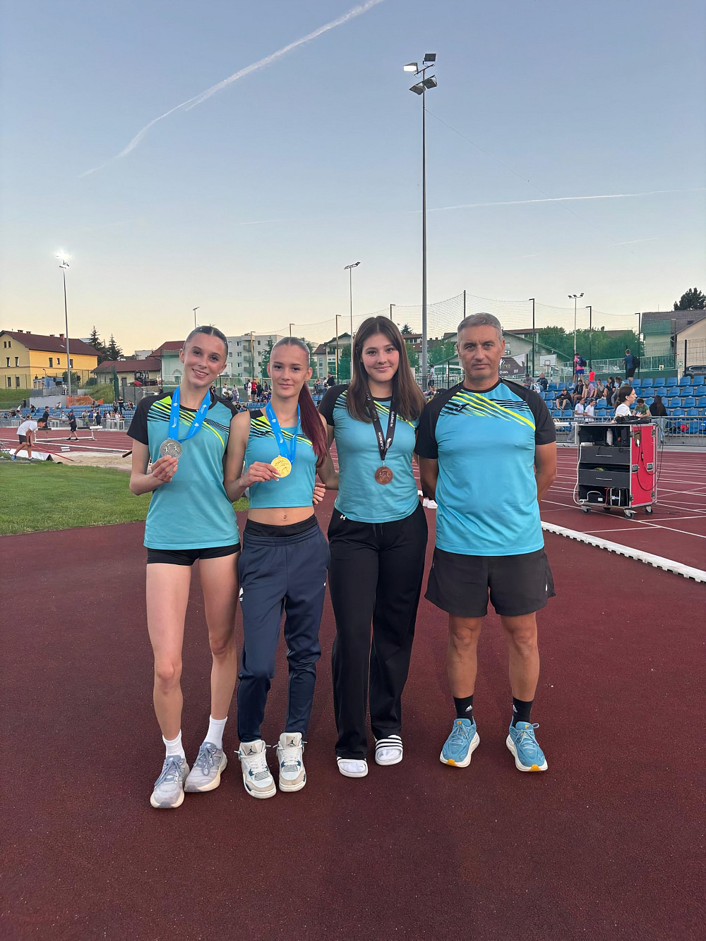 ATLETINJE TEKAŠKEGA KLUBA KOBARID SO NA DRŽAVNEM PRVENSTVU U18 OSVOJILE KAR PET MEDALJ, z odličnimi nastopi pa sta si Gaja Rutar in Ajda Kragelj zagotovili tudi normi za nastop na evropskem prvenstvu.