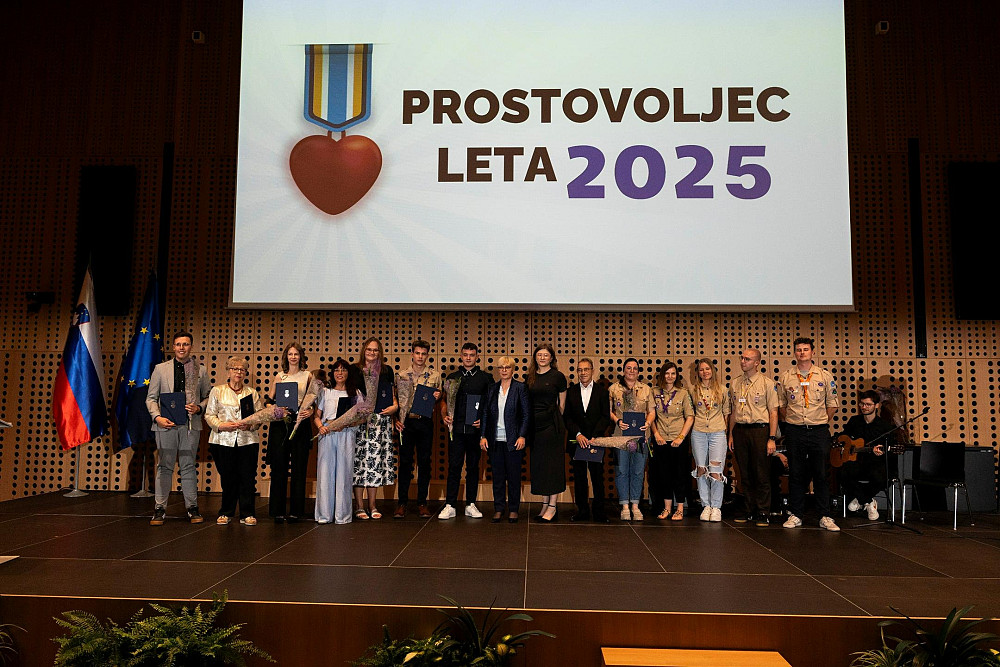 MLADINSKI SVET SLOVENIJE JE 29. MAJA NA BRDU PRI KRANJU ŽE 24. LETO ZAPORED PODELIL PRIZNANJA naj prostovoljcem in prostovoljskim projektom preteklega leta.