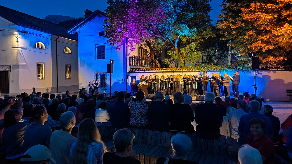 KONCERT KOBARIŠKIH IN BRANNENBURŠKIH PEVSKIH ZBOROV je povezal domače in bavarske pevce v večeru glasbe in prijateljstva.