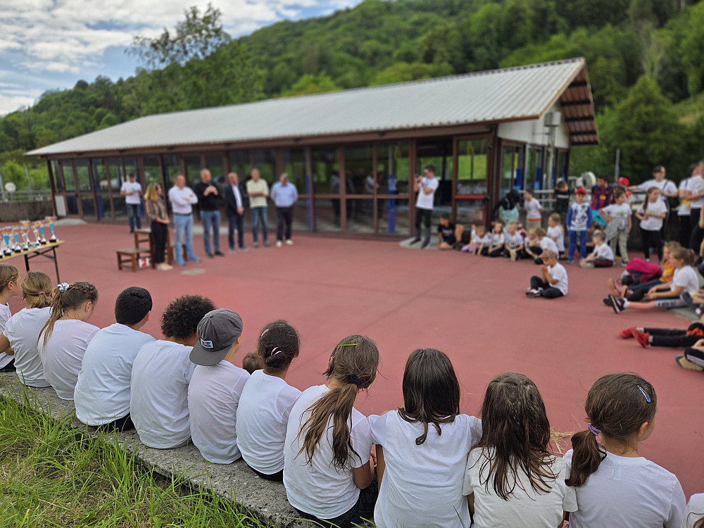 NA IGRAH BREZ MEJA V TIPANI SE JE DRUŽILO VEČ KOT 80 OTROK IZ ŠTIRIH PODRUŽNIČNIH ŠOL OB MEJI, ki so skozi šport, druženje in skupne aktivnosti krepili prijateljstvo ter čezmejno sodelovanje.