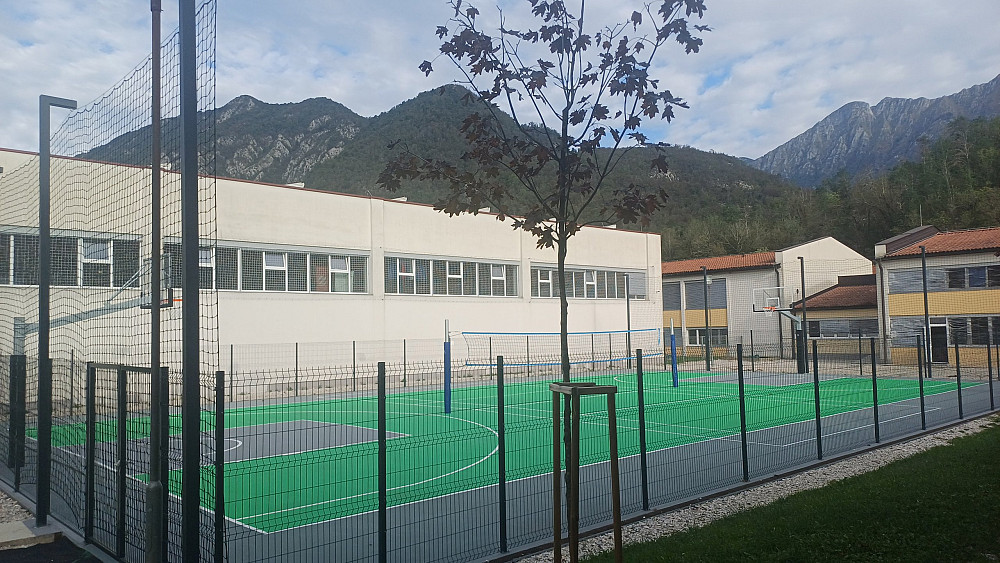 VEČNAMENSKO ŠPORTNO IGRIŠČE V KOBARIDU JE ODPRTO ZA REKREACIJO IN ŠPORTNE DEJAVNOSTI vsak dan od 16.30 do 22.00.