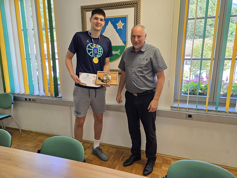 ALJAŽ MENIČ IZ BORJANE JE S SLOVENSKO REPREZENTANCO U20 POSTAL EVROPSKI PRVAK, za izjemen športni dosežek pa mu je Občina Kobarid pripravila sprejem in podelila denarno nagrado.