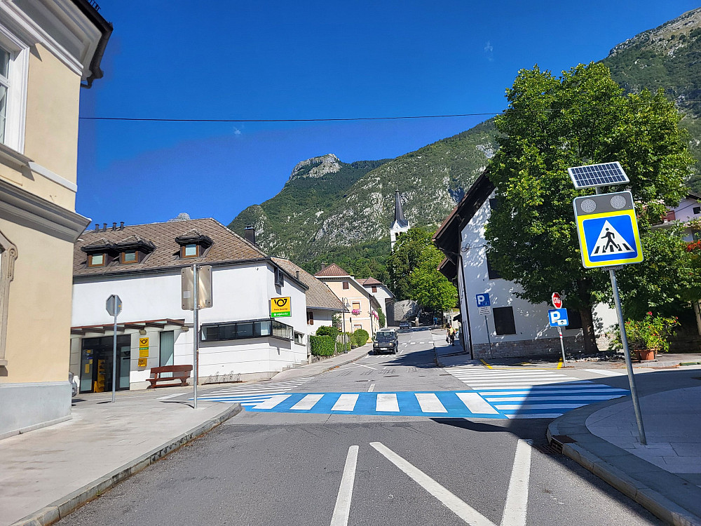 V BOVCU SO OB OSNOVNI ŠOLI NAMESTILI INTELIGENTNI PROMETNI SISTEM COPS@zebra LITE ZA VEČJO VARNOST PEŠCEV, ki voznike opozarja na prehod za pešce in spodbuja umirjanje prometa.