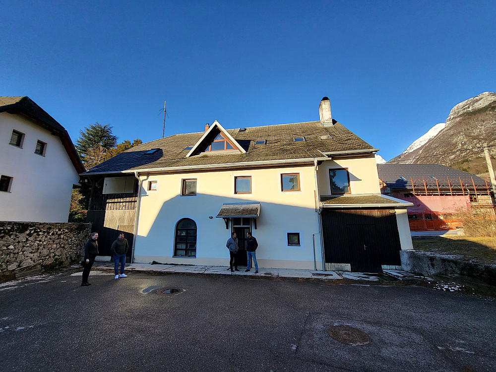 OBČINA BOVEC JE OD ZAVODA ZA GOZDOVE SLOVENIJE ODKUPILA NEPREMIČNINE na naslovu Kot 87 z namenom ureditve šestih kadrovskih stanovanj in reševanja stanovanjske problematike za ključni kader javnih ustanov.