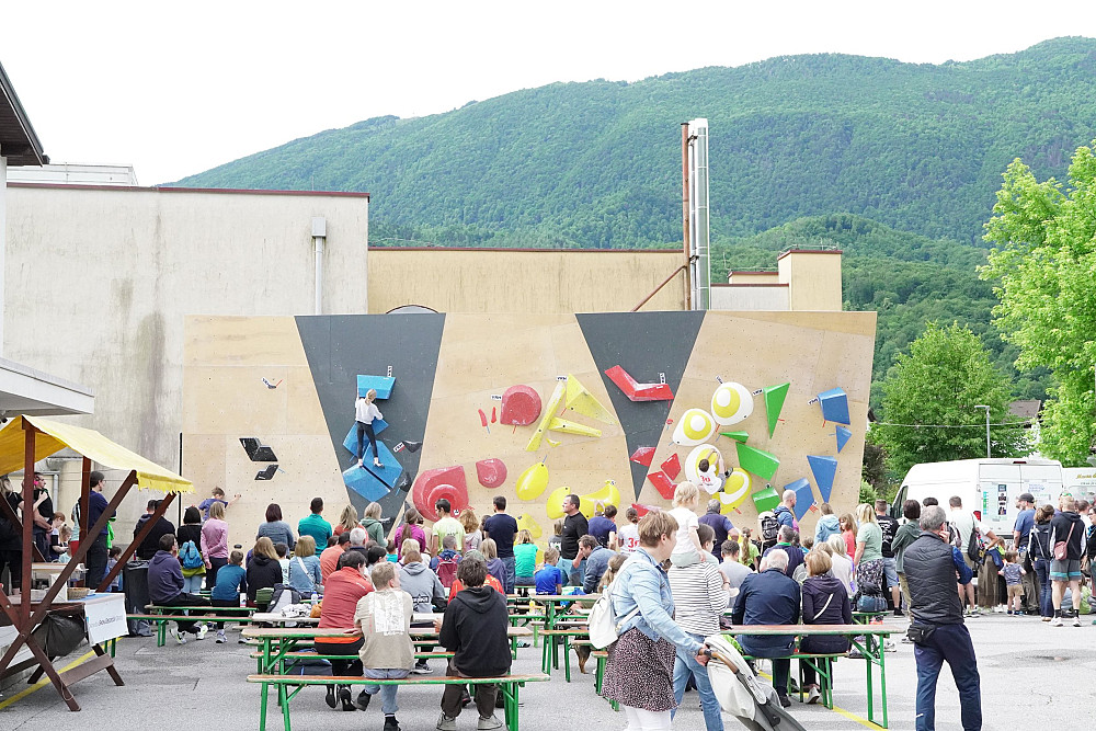 DRUGA IZVEDBA BALVANSKE TEKME PLEZANJE NA KOBARIŠKE ŠTRUKLJE JE V KOBARID PRIVABILA VEČ KOT 120 TEKMOVALCEV, dogodek pa je tudi letos uspešno povezal šport, druženje, glasbo in lokalno kulinariko.