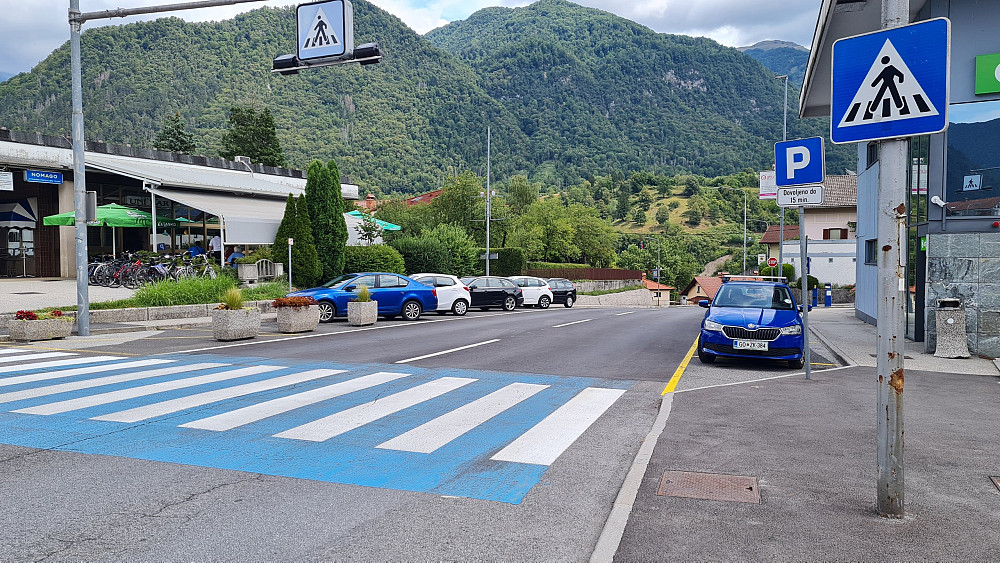 PO DOGOVORJENI PREPLASTITVI ODSEKA DRŽAVNE CESTE SKOZI TOLMIN se začenjajo postopki za pravni prenos njenega lastništva na Občino Tolmin, kar bo občini v prihodnje omogočilo celovitejše urejanje spremljajoče infrastrukture.