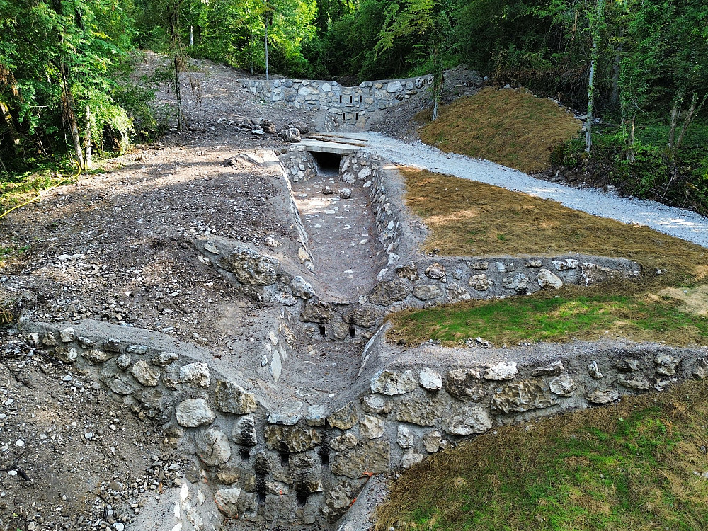 ZAKLJUČEK SANACIJE PLAZU NAD VASJO GABRJE predstavlja izvedbo pomembnega ukrepa za dolgoročno zmanjšanje hudourniške ogroženosti območja ter povečanje varnosti ljudi in premoženja.