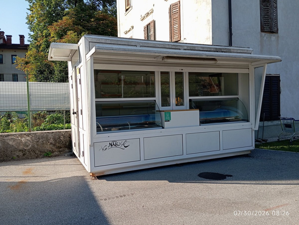 OBČINA TOLMIN PRODAJA SAMOSTOJNI PRODAJNI KIOSK S HLADILNIMA VITRINAMA OB PRENOVLJENI TRŽNICI za izhodiščno ceno 1.500 evrov, ponudbe z varščino 150 evrov pa je treba oddati do 26. avgusta 2026 do 10. ure.