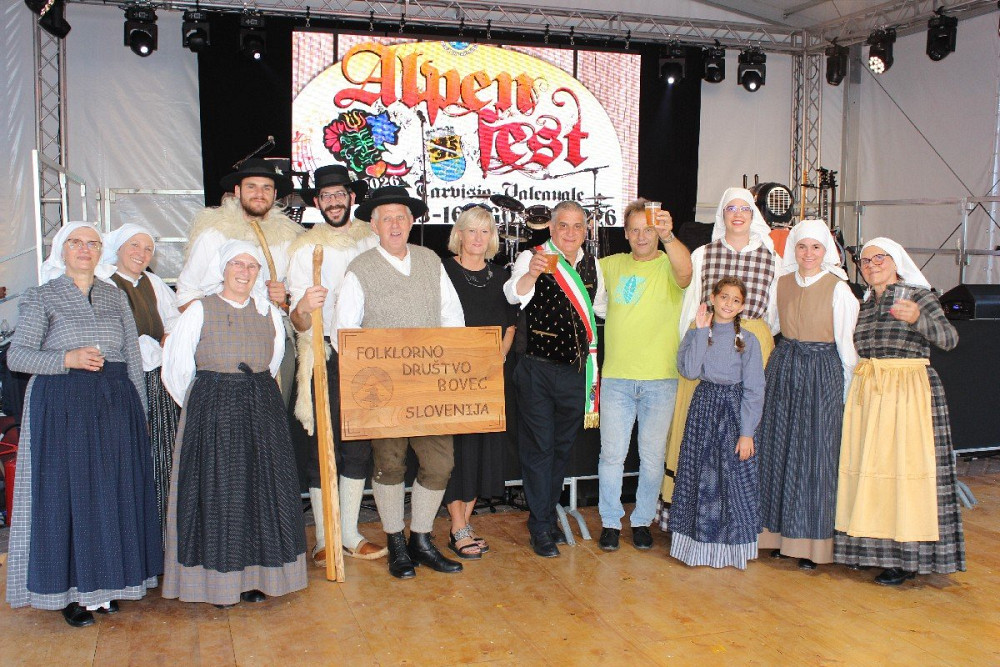 V TRBIŽU SE JE ZAČEL ALPENFEST, ki s tradicionalno povorko in številnimi predstavniki treh sosednjih držav že vrsto let utrjuje prijateljstvo in sodelovanje med Italijo, Avstrijo in Slovenijo. Udeležili so se je tudi predstavniki Občine Bovec z županom na čelu in člani Folklornega društva Bovec. 