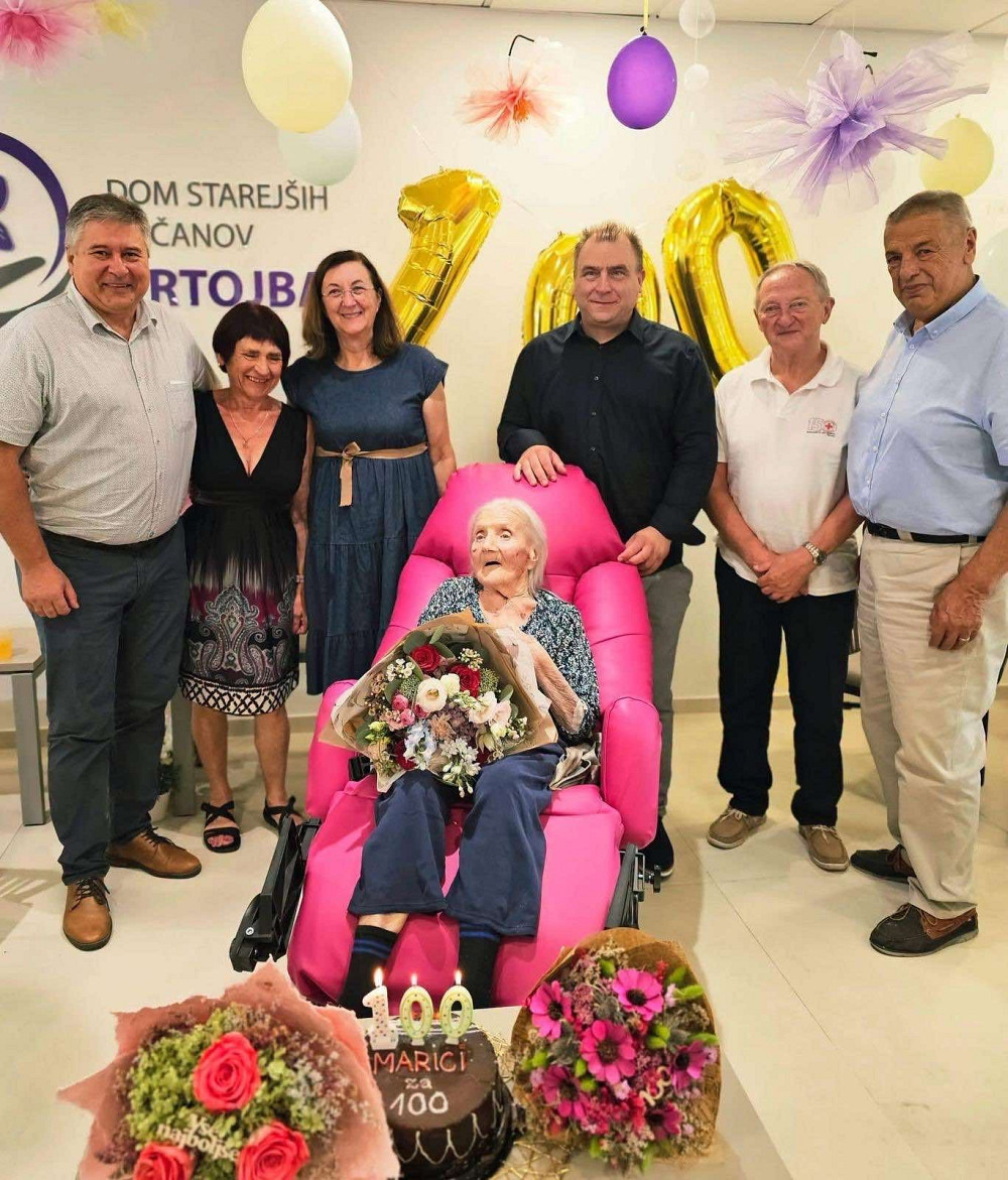 MARIJA POBERAJ JE V DOMU STAREJŠIH OBČANOV VRTOJBA PRAZNOVALA ČASTITLJIVIH STO LET, ob jubileju pa so ji skupaj s svojci čestitali tudi predstavniki Občine Tolmin in lokalnih društev.