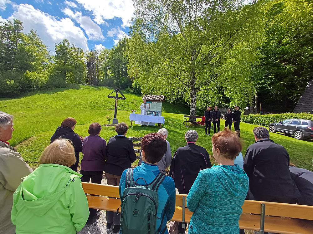 VOLFOVEMU SREČANJU, KI JE MINILO V ZNAMENJU SPOŠTLJIVEGA SPOMINA NA BRATA VOLF, POVEZANOSTI LJUDI IN VREDNOT, KI ŠE DANES NAGOVARJAJO SKUPNOST, je bilo naklonjeno tudi vreme, čeprav so oblaki nagajivo izzivali.&nbsp;