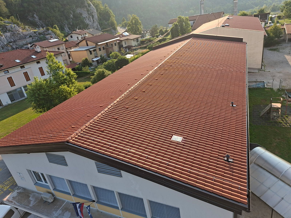 NA OŠ SIMONA GREGORČIČA KOBARID JE ZAKLJUČENA CELOVITA MENJAVA STREŠNE KRITINE, s čimer je Občina Kobarid izboljšala zaščito objekta, njegovo energetsko učinkovitost ter zagotovila varnejše in kakovostnejše pogoje za učence in zaposlene.