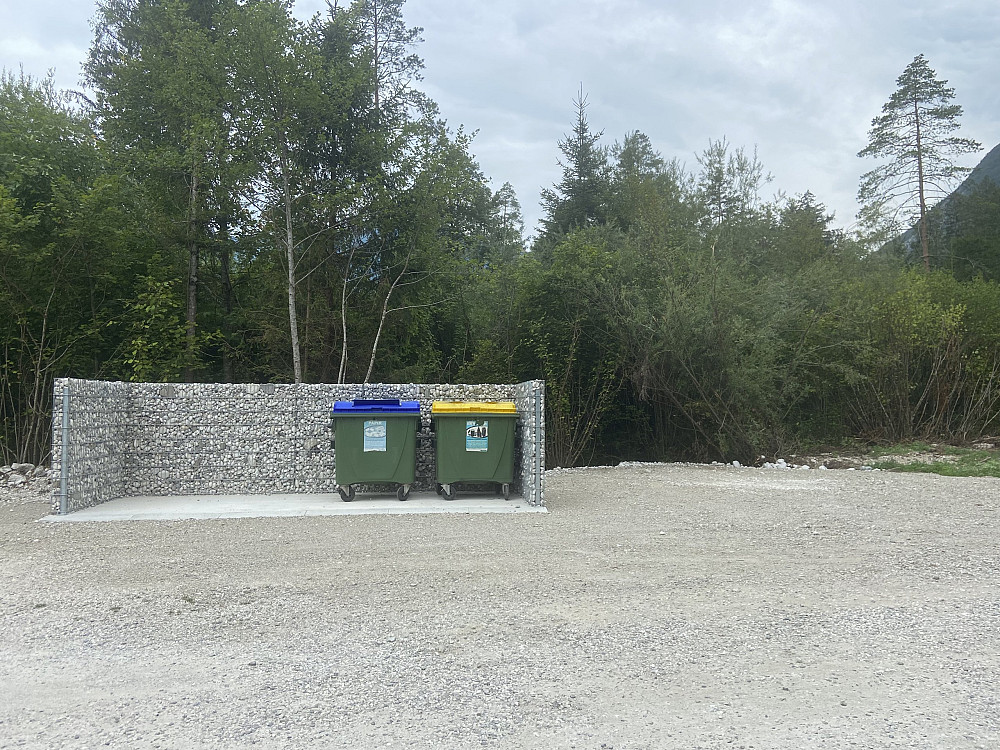 OBČINA BOVEC JE V OKVIRU PARTICIPATIVNEGA PRORAČUNA NA VARNEJŠI LOKACIJI UREDILA NOV EKOLOŠKI OTOK PODKLOPCA z obračališčem za vozila za odvoz odpadkov, investicija pa je znašala dobrih deset tisočakov. 