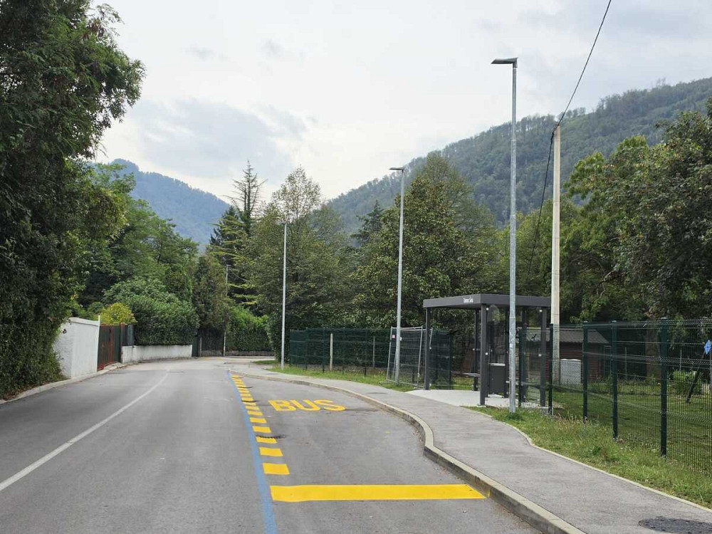OBČINA TOLMIN Z RAZŠIRITVIJO JAVNEGA POTNIŠKEGA PROMETA IZBOLJŠUJE POVEZANOST MED KRAJI ter omogoča lažje, varnejše in bolj trajnostne poti v šolo, službo in po vsakodnevnih opravkih. 