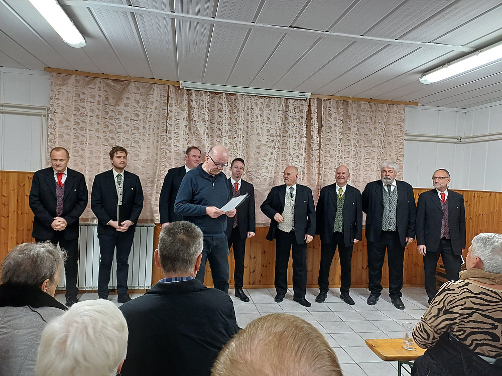 OKTET DESETI BRAT SODI MED NAJBOLJ KAKOVOSTNE TOVRSTNE SESTAVE V SLOVENIJI. Kar dva člana imata korenine v Baški grapi.