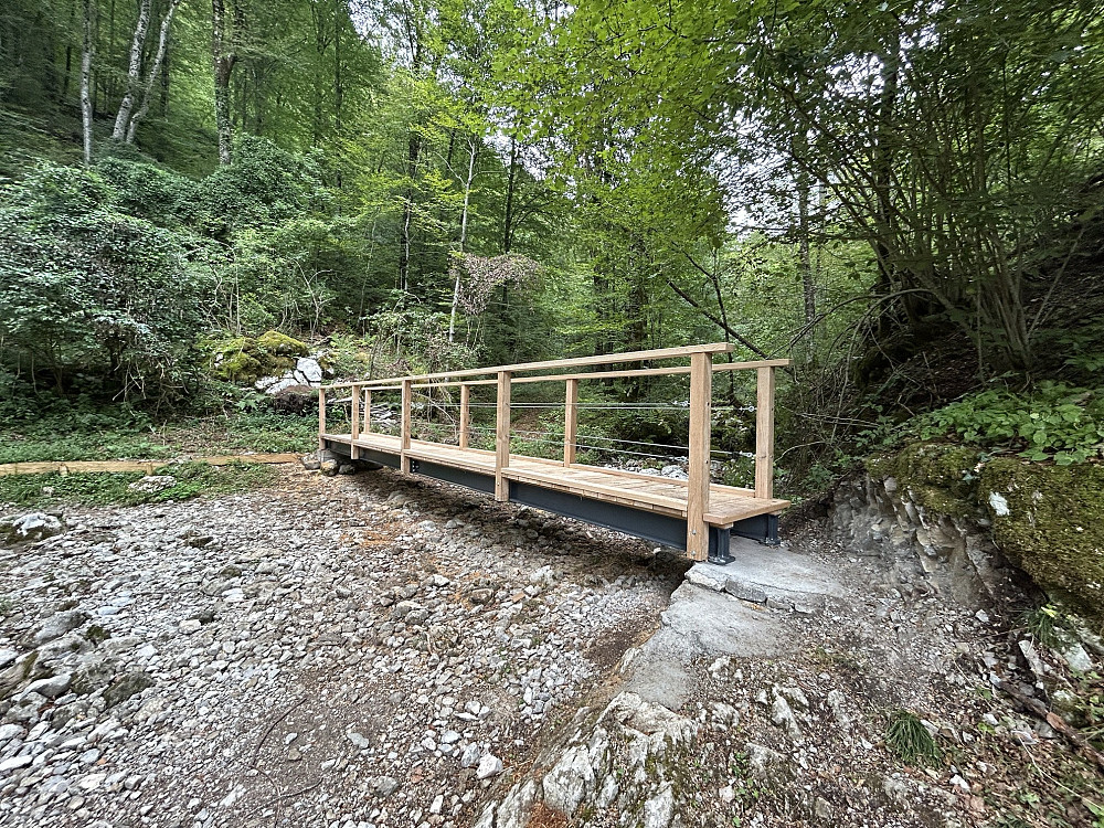 NOV LESEN MOSTIČEK NA KOBARIŠKI ZGODOVINSKI POTI ZAGOTAVLJA VARNEJŠE PREČKANJE HUDOURNIŠKEGA POTOKA ter izboljšuje dostop do Tonovcovega gradu tudi v zahtevnejših vremenskih razmerah.