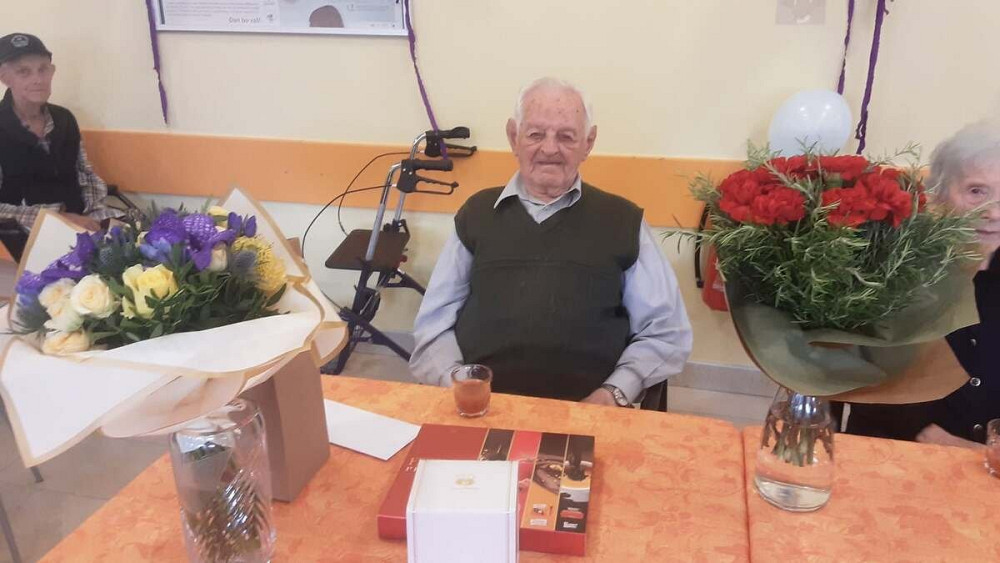 ANTE BAŠIĆ JE OB SVOJEM 100. ROJSTNEM DNEVU DOŽIVEL PRISRČNO PRAZNOVANJE V DOMU UPOKOJENCEV PODBRDO, ENOTI TOLMIN, kjer so mu predstavniki Občine Tolmin, društva upokojencev in prostovoljke ob pesmi, torti in prijetnem druženju izrekli iskrene čestitke.