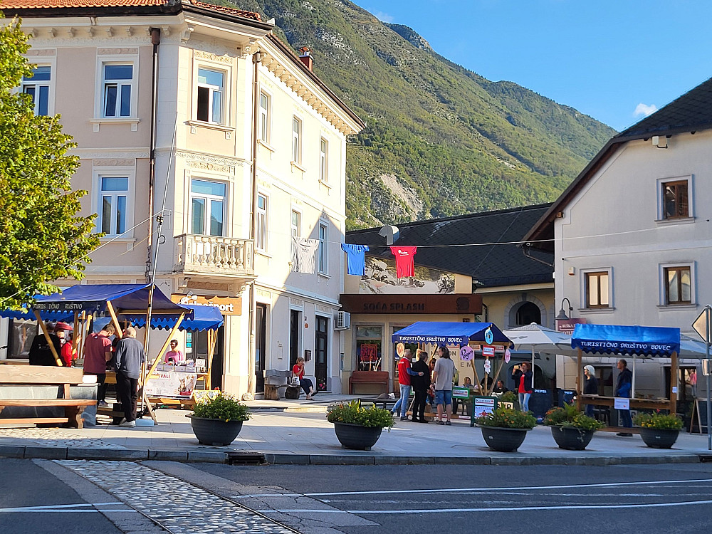 DAN BUŠKE IZBE JE POVEZAL LOKALNA DRUŠTVA, RAZLIČNE GENERACIJE IN TRAJNOSTNE POBUDE ter v okviru projekta Večgeneracijsko središče Bovec in Evropskega tedna mobilnosti ponudil prostor za prostovoljstvo, druženje, predstavitev društev in ustvarjalnosti.