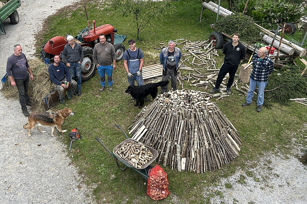 NA PEČINAH SO V ZADNJEM TEDNU SEPTEMBRA OBUDILI STARO TRADICIJO PRIPRAVE KOPE, s katero so oživili del nesnovne kulturne dediščine ter spomnili na povezanost ljudi z gozdom, naravo in načinom življenja nekoč.