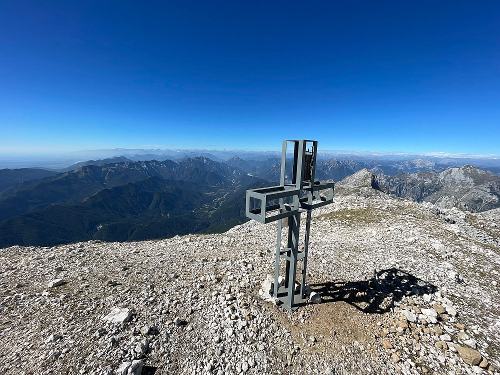 NA MALEM KANINU IN KANINU STA PO ZASLUGI SLOVENSKO-ITALIJANSKEGA SODELOVANJA PONOVNO POSTAVLJENA KRIŽA, ki simbolizirata spomin, povezanost in prijateljstvo med skupnostmi na obeh straneh državne meje. Foto: Agenzia Nazionale Stampa Associata (ANSA)