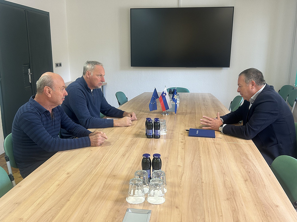 OBISK SVETOVALCA MINISTRA ZA ZDRAVJE ERMINA HVALICE V KOBARIDU je bil namenjen ključnim izzivom, zlasti prihodnosti lekarne in Zdravstvene postaje Kobarid.