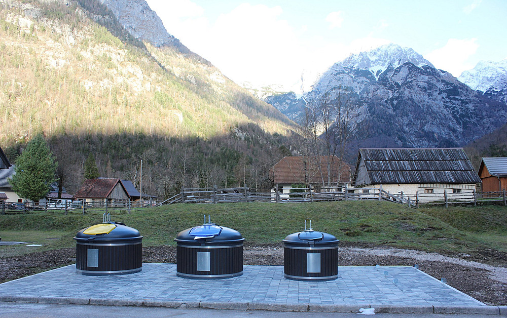 OBČINA BOVEC JE V TRENTI POSTAVILA POTOPNE ZABOJNIKE ZA LOČEVANJE ODPADKOV, sofinancirane iz sredstev Triglavskega narodnega parka, s čimer je izboljšala urejenost okolja, povečala kapacitete zbiranja in zmanjšala stroške odvoza odpadkov.