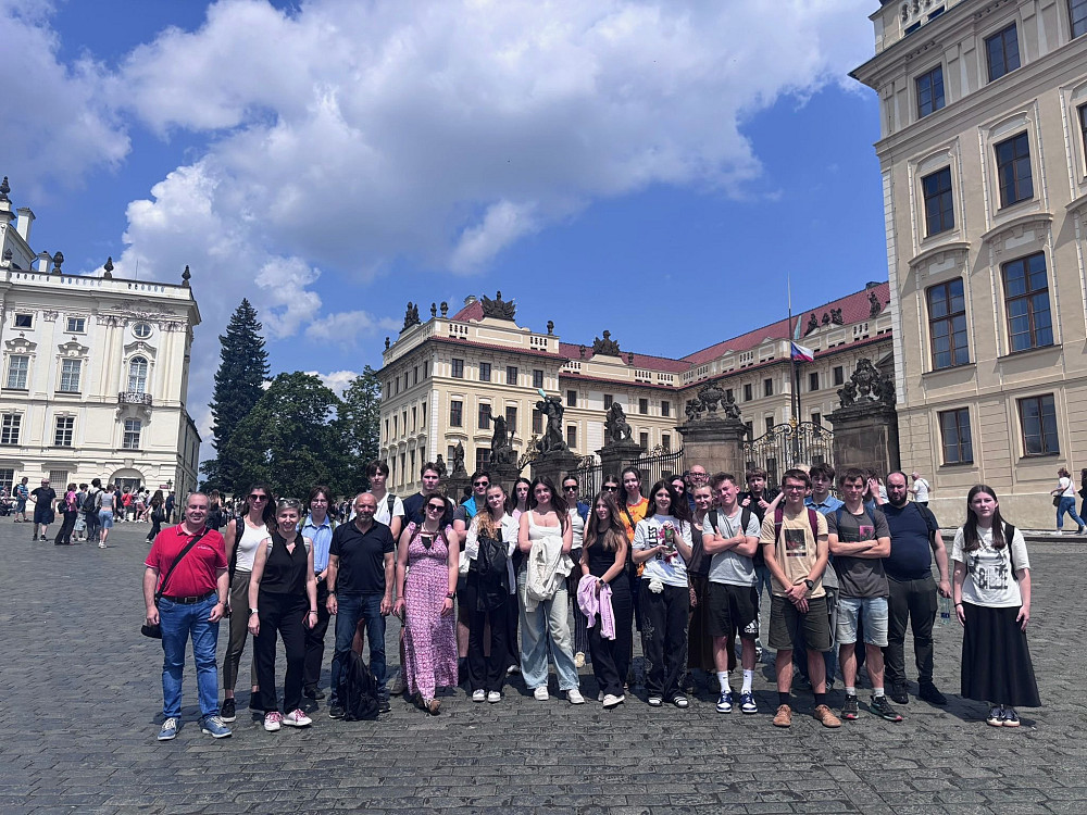 JUNIJA SO DIJAKI TRETJEGA LETNIKA GIMNAZIJE TOLMIN V OKVIRU PROGRAMA ERASMUS+ OBISKALI BOSKOVICE NA ČEŠKEM, kjer so z vrstniki odkrivali njihove kraje, kulturo in vsakdanje življenje ter stkali dragocene prijateljske vezi.&nbsp;