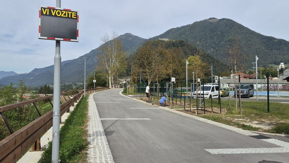 PROJEKT UREDITEV CESTE ZA BRAJDO V TOLMINU SE Z JESENSKO KRAJINSKO UREDITVIJO, ZASADITVAMI IN URBANO OPREMO PRIBLIŽUJE ZAKLJUČKU, pri čemer je za projekt Občina Tolmin pridobila 412.704,98 evra nepovratnih sredstev evropske kohezijske politike in Podnebnega sklada. 