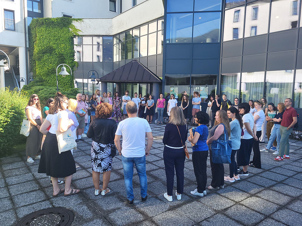 POLETNA ŠOLA BOVEC 2025 JE PONUDILA RAZNOLIK PROGRAM mednarodnega izobraževanja in povezovanja.