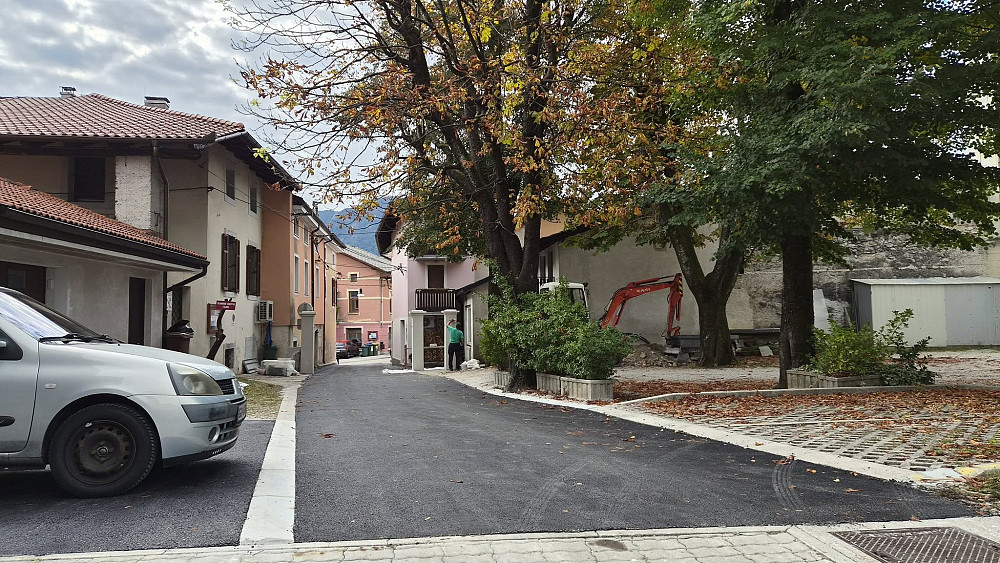 S SREDSTVI, KI JIH OBČINA TOLMIN NAMENJA KRAJEVNIM SKUPNOSTIM, JE KRAJEVNA SKUPNOST TOLMIN V SODELOVANJU S KOMUNALO TOLMIN IZVEDLA PRENOVO DELA TRGA MARŠALA TITA, ki je obsegala ureditev podlage, robnikov, stebrov in asfaltiranje. 