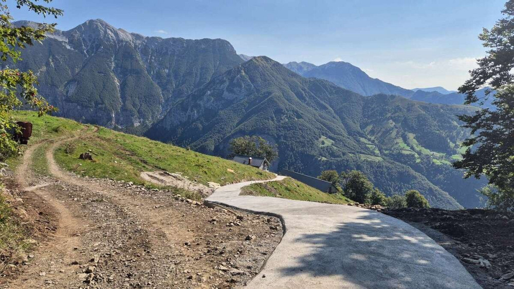 NA POTI MED ZATOLMINOM IN PLANINO SLEME JE OBČINA TOLMIN Z VEČINSKIM SOFINANCIRANJEM UREDILA IN BETONIRALA VEČ KOT KILOMETER DOTLEJ MAKADAMSKIH ODSEKOV. 