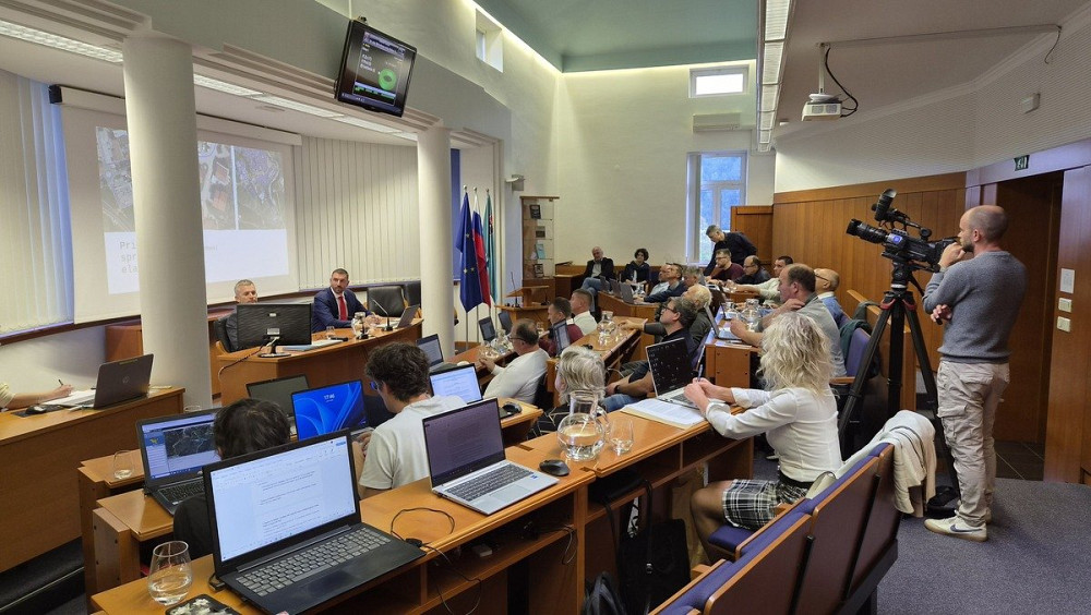 TOLMINSKI OBČINSKI SVET JE NA ZADNJI SEJI MANDATA MED DRUGIM POTRDIL SPREMEMBE FINANCIRANJA DVEH RAZVOJNIH PROJEKTOV – gradnje kanalizacije v naselju Postaja in ureditve medgeneracijskega centra na Pečinah, katerega ocenjena vrednost se je povečala za 49 odstotkov. 