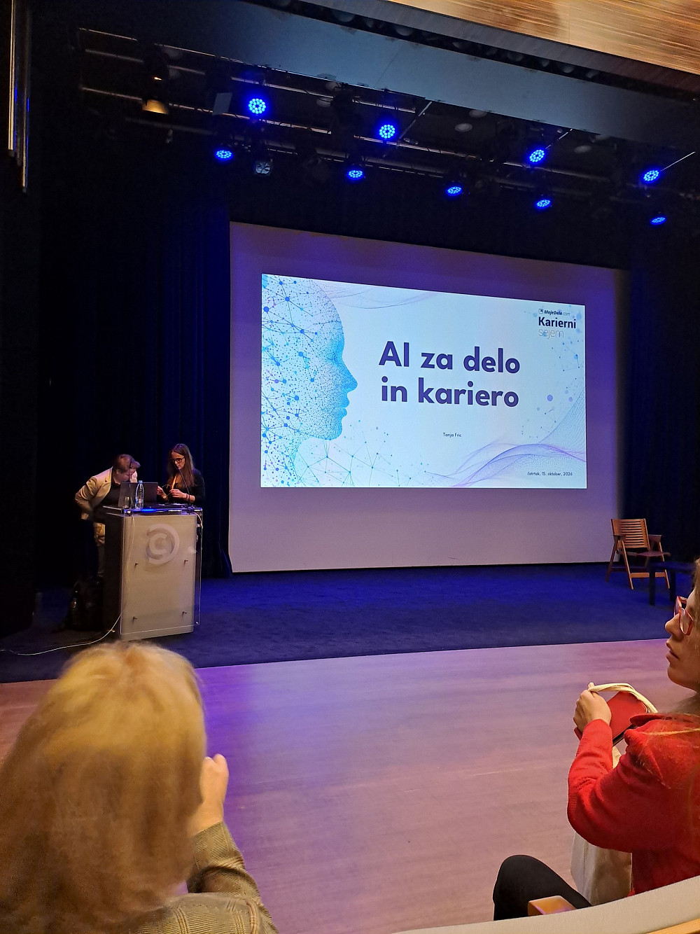 KARIERNI SEJEM MOJEDELO.COM JE PONUDIL VPOGLED V KADROVSKE IZZIVE, NAČINE PRIVABLJANJA MLADIH IN VSE VEČJI VPLIV UMETNE INTELIGENCE NA TRG DELA ter poudaril pomen čustvene inteligence, kritičnega razmišljanja, prilagodljivosti in vseživljenjskega učenja.
