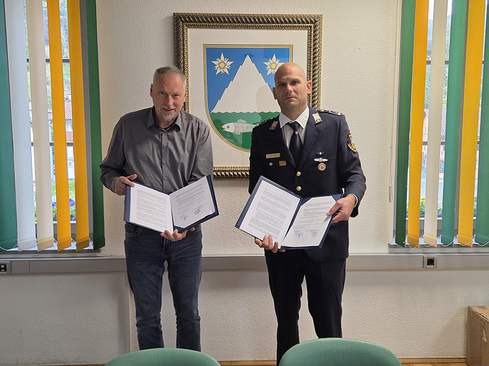 ŽUPAN MARKO MATAJURC IN PREDSEDNIK PGD KOBARID SAŠA ROSIČ STA PODPISALA DOGOVOR O BREZPLAČNI UPORABI PROSTOROV v novem Centru za zaščito in reševanje Kobarid.